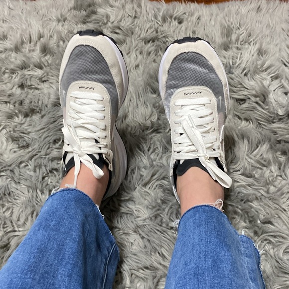 NIKE SNEAKERS SIZE 6 1/2. - Picture 3 of 7